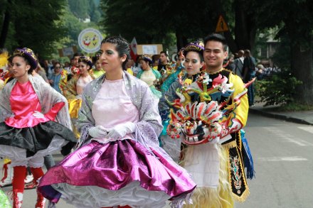 Barwny korowód z okazji TKB przeszedł przez Wisłę